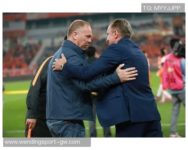 小卡激励龙狮球员继续拼搏明年再战期待重聚的信心与决心 小卡激励龙狮球员继续拼搏明年再战期待重聚的信心与决心